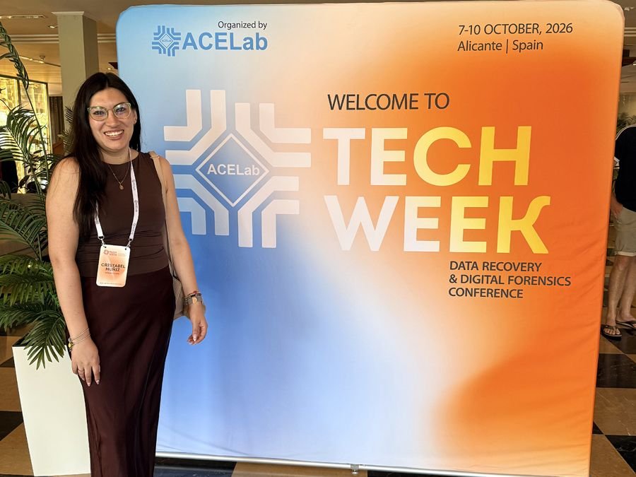 Cristabel Muñiz en la entrada de ACE Lab Tech Week 2026, Alicante