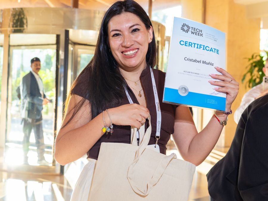 Cristabel Muñiz con su certificado de ACE Lab Tech Week 2026