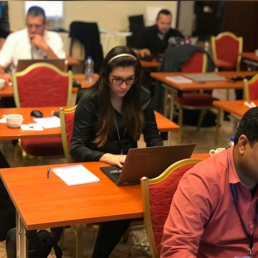 La ingeniera de CM Data Recovery trabajando durante una capacitación técnica